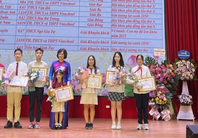 Ba học sinh Tạ Quang Bửu được vinh danh tại Lễ tuyên dương, khen thưởng học sinh tiêu biểu quận Hai Bà Trưng năm học 2024–2025