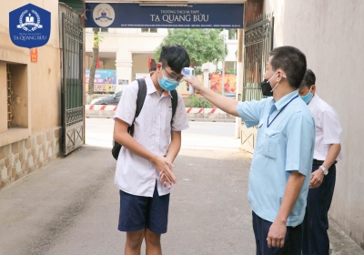 Vui mừng đón học sinh trường THCS và THPT Tạ Quang Bửu trở lại trường học