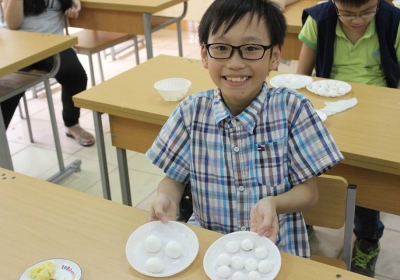 Tiết học cách làm món ăn truyền thống: Bánh trôi, bánh chay cho Tết Hàn thực