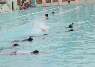 Hoạt động ngoại khóa mùa hè tại bể bơi Bách Khoa