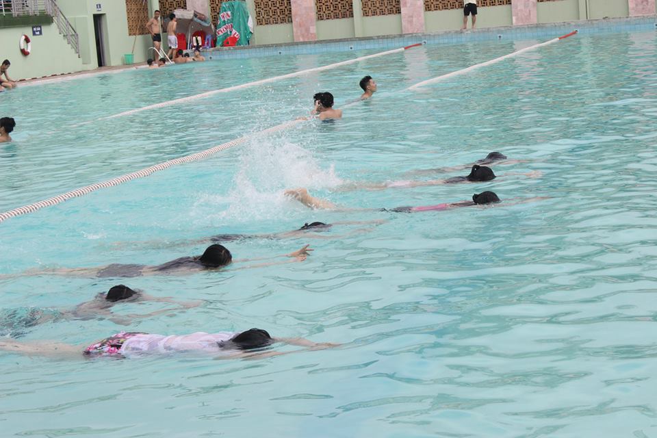 Hoạt động ngoại khóa mùa hè tại bể bơi Bách Khoa