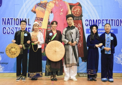 Bùng nổ sân khấu với những màn trình diễn của teens TQBers trong chung kết Hội thi trang phục truyền thống chào mừng ngày 8/3.