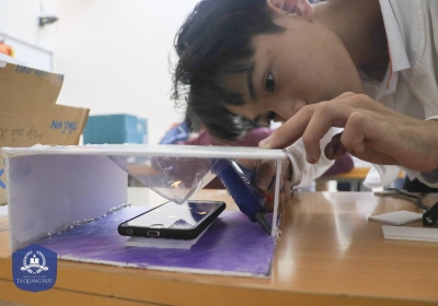 Máy chiếu 3D - Cả thế giới thu bé lại trong phòng học 8A.