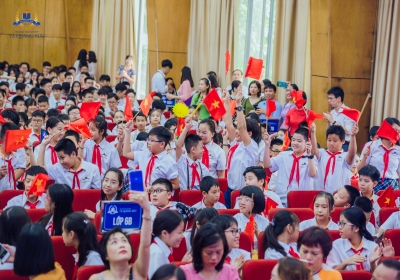 Thầy và trò trường THCS và THPT Tạ Quang Bửu hân hoan đón chào năm học mới
