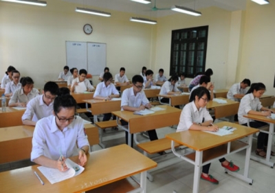Học sinh Hà Nội làm thủ tục bắt đầu kì thi tuyển chọn vào lớp 10 công lập