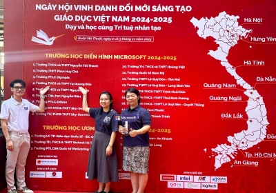 Tạ Quang Bửu trên sân khấu vinh danh Đổi mới Sáng tạo Giáo dục Việt Nam 2024 - 2025!